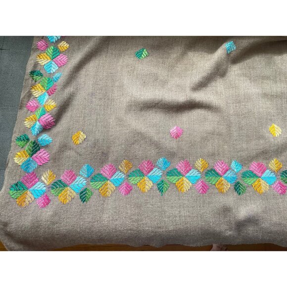 Vintage embroidered throw, shabby chic tan pastel embroidery, boho jetee - Picture 4 of 6